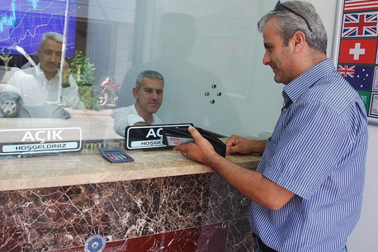 Dolar 8.67'den açıldı