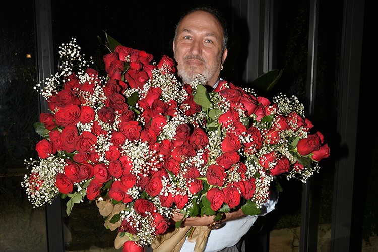 Dostlarını güllerle karşıladı