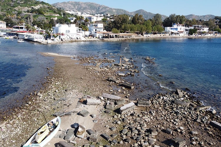 Sular çekildi Tavşan Adası'ndaki tarihi surlar ortaya çıktı