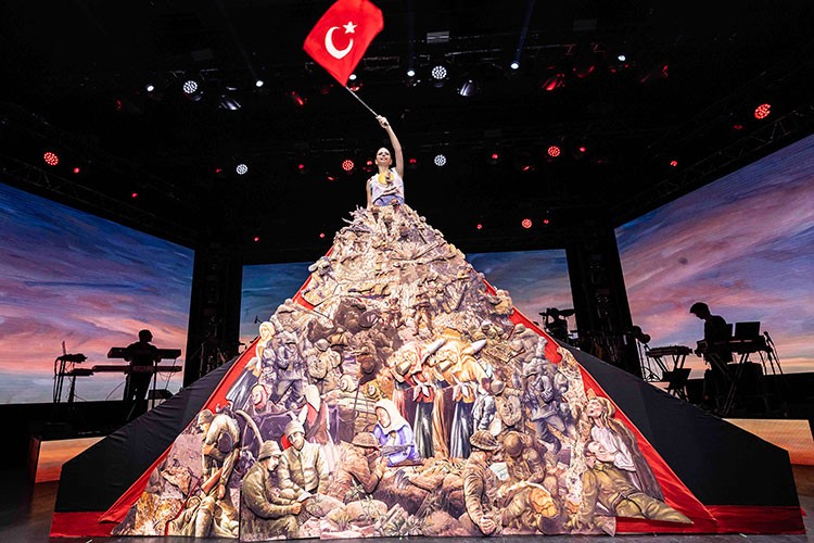 Simge sahneyi salladı