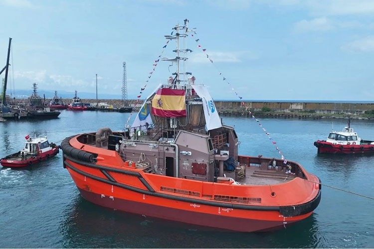 Med Marine Ramparts 2300 W römorkörünü suya indirdi