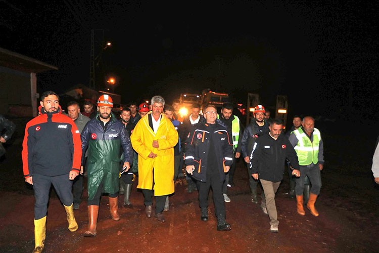 Kars'ta sel suları nedeniyle ev, ahır ve araçlar zarar gördü