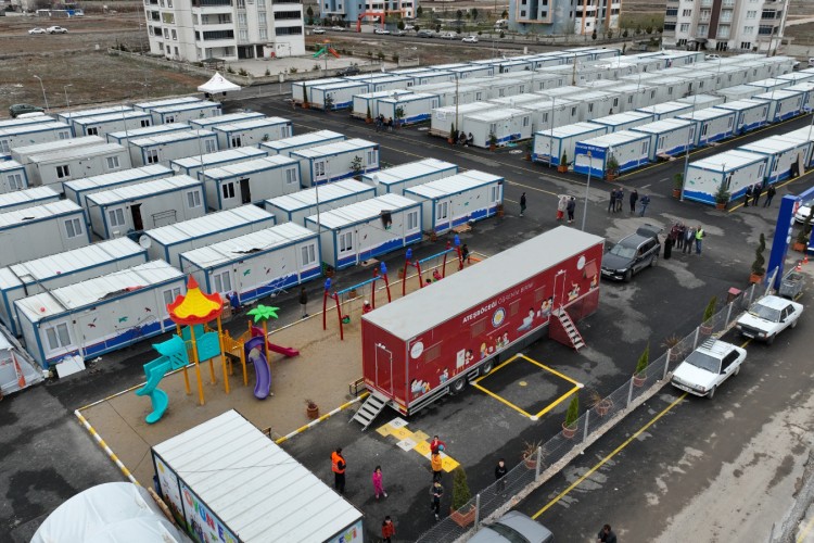 Çocukların yaşadıkları travmanın etkilerini azaltmaya çalıştı