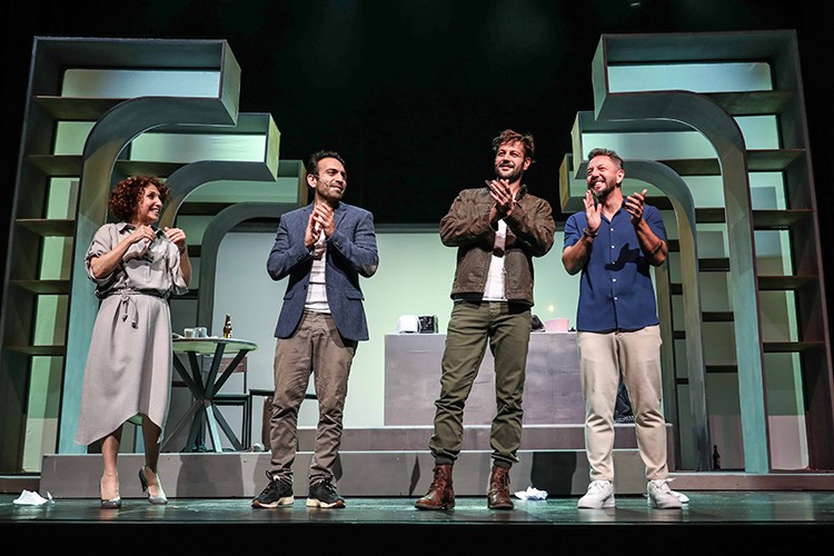 "Cırcır Böcekleri İtler ve Biz"in galasına yoğun ilgi