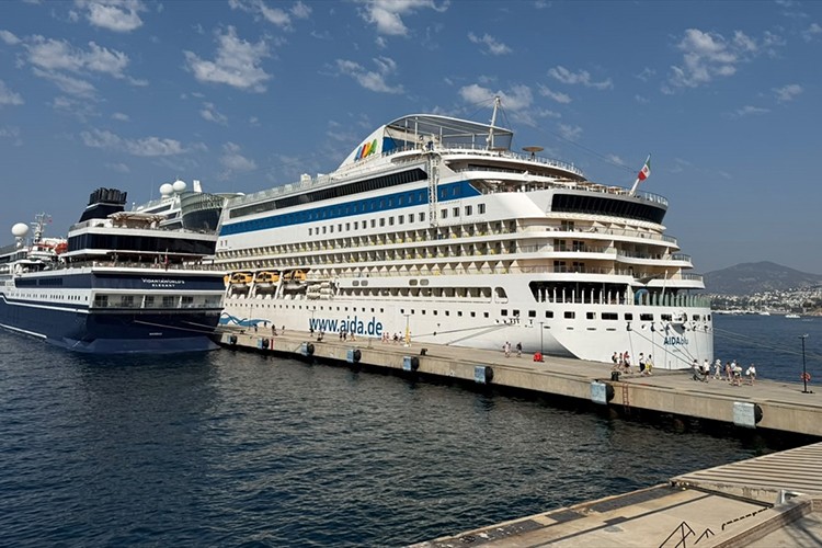 Bodrum'a 2 kruvaziyerle 2 bin 746 turist geldi