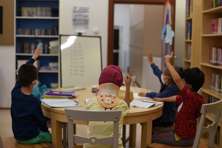 Tedavisini tamamlayan çocuklara eğitim desteği