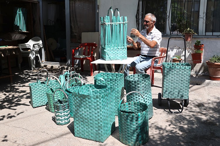 Atık plastik şeritleri sepet ve çantalara dönüştürüyor