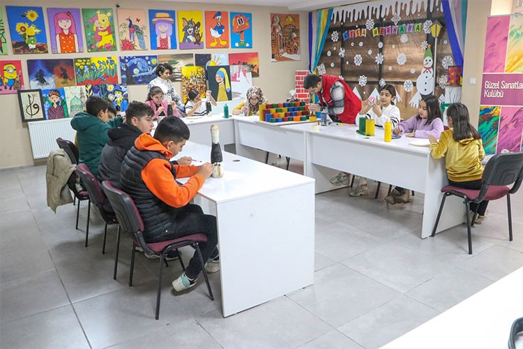 Sıfır atık bilinciyle oyun materyalleri yapıyor