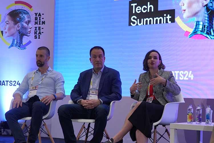 Yarının Zekâsı Temasıyla Düzenlenen Zirvede Yapay Zekâ Devrimi Tartışıldı