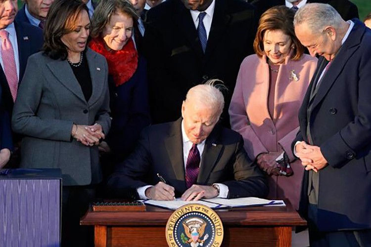 1 trilyon dolarlık altyapı paketini imzaladı