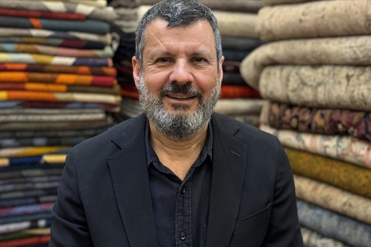 Geleneksel halı ve kilim dokuma yöntemleriyle üretilen tasarımlar dünyayla buluşuyor