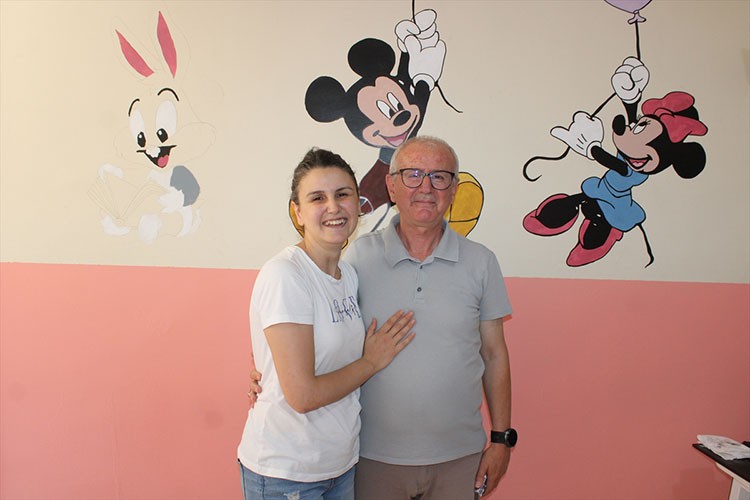 Çalıştıkları ilkokulun duvarlarını renklendirdiler