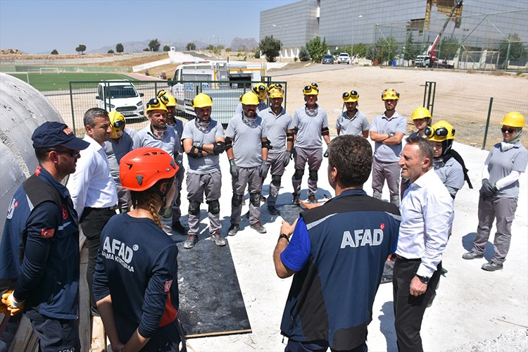 Gönüllülere arama kurtarma ve ilk yardım eğitimi veriliyor