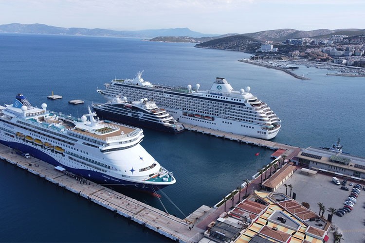 Kuşadası'na 3 kruvaziyerle 1657 turist geldi