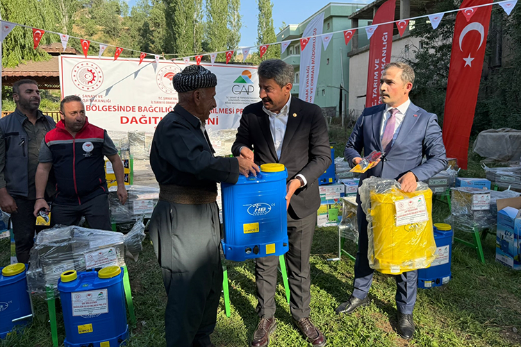 Şırnak'ta 100 üreticiye bağcılık malzemesi dağıtıldı
