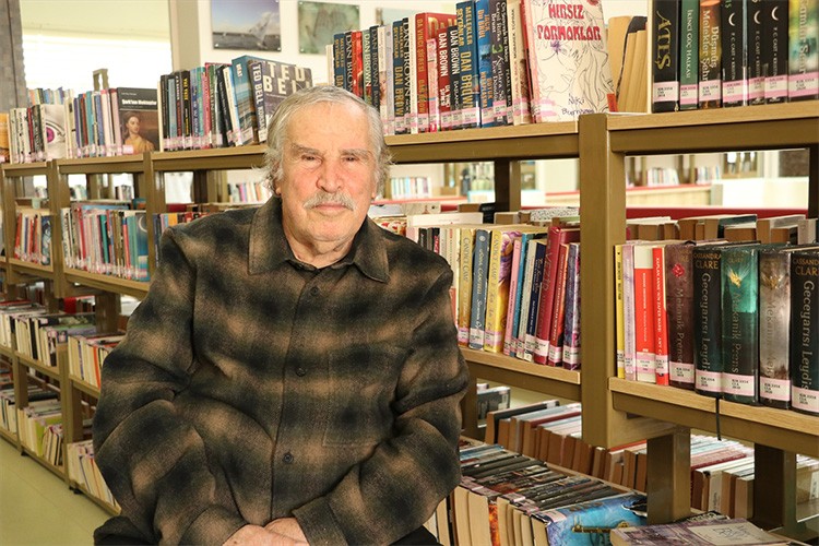 Bahattin amca kitap sevgisiyle çevresine örnek oluyor