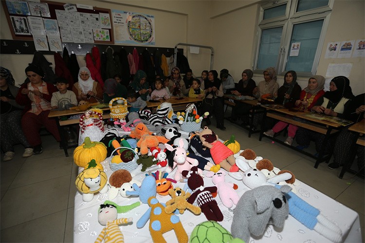 Karakterler annelerin elinde örgü oyuncaklara dönüşüyor
