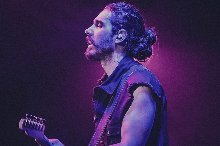 Rock müziğe yeni bir renk getiren Can Koç'u ağırlıyor