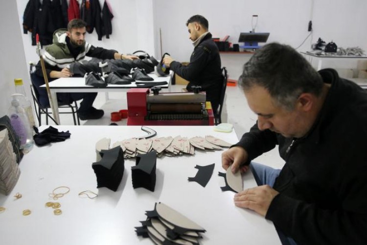 Bitlis'ten balkanlara spor ayakkabısı ihraç ediyorlar