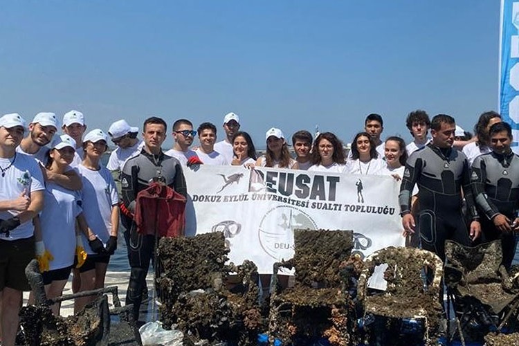 DEÜ Körfez'i temizliyor, atıkları dönüştürüyor