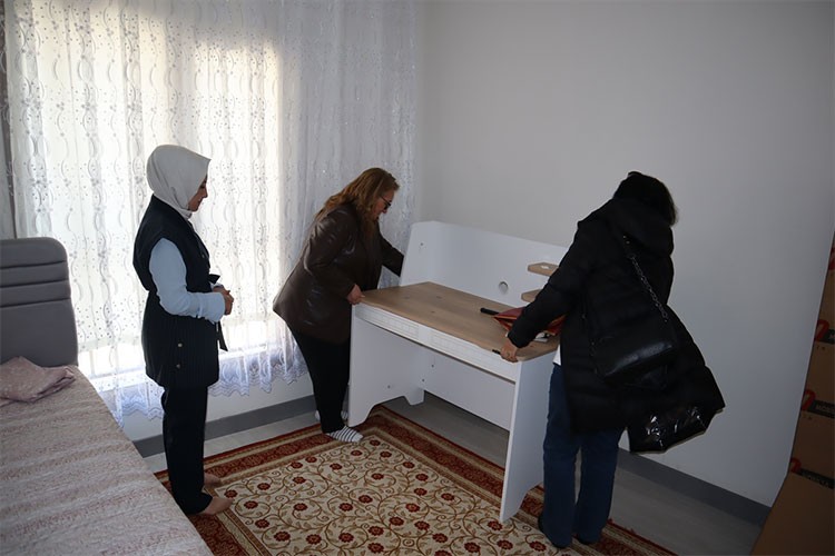 Kermes düzenleyip 5 afetzede akranına genç odası hediye etti