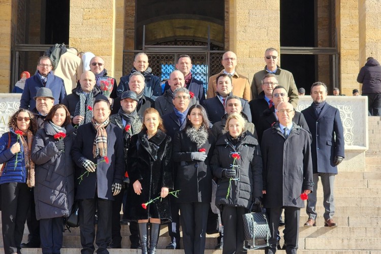 Yeni ofis açılışında acenteleriyle bir araya geldi