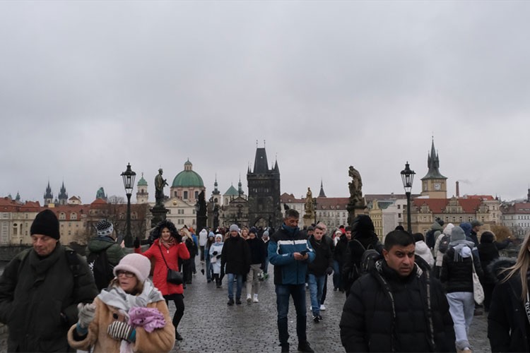 Prag'da "lamba yakıcıların" aydınlattığı Karl Köprüsü ziyaretçilerin ilgisini çekiyor