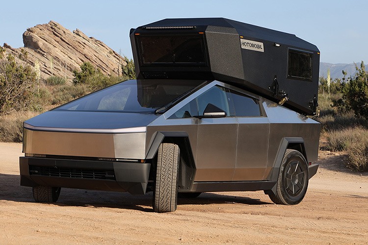 Tesla Cybertruck için ürettiği karavanı Bitcoin Konferansı'nda tanıttı