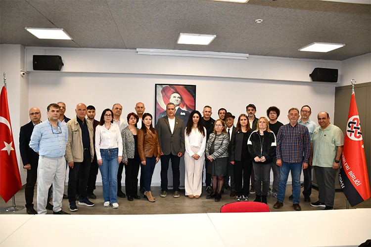 İzmirli Diş Hekimlerinden Hukuk ve Demokrasi Mesajı