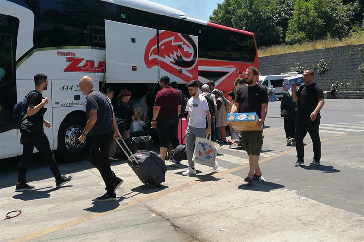 İstanbul'da havalimanı ve otogarda tatil dönüşü yoğunluğu başladı