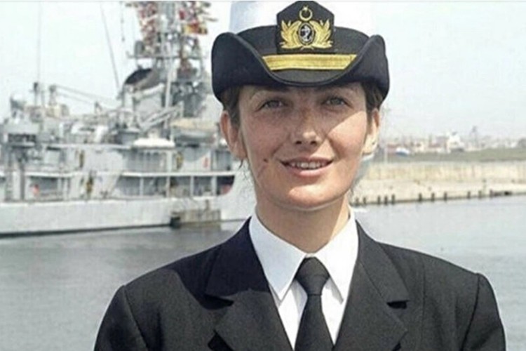 Deniz Kuvvetleri'ne ilk kadın amiral