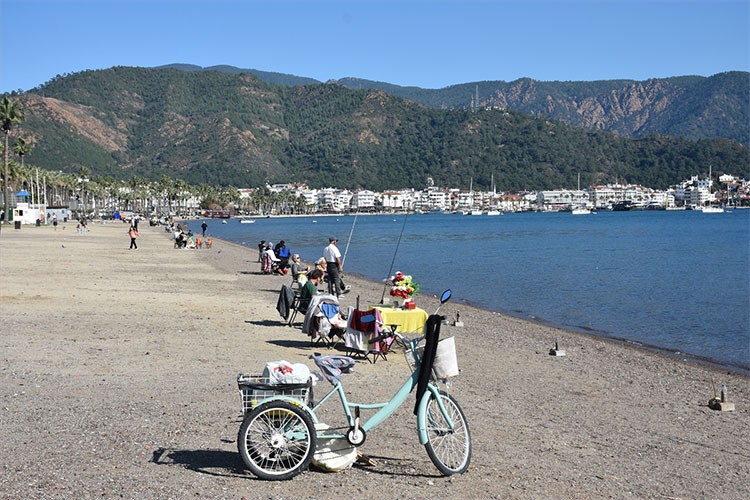 Muğla'da güneşli hava sahilleri hareketlendirdi