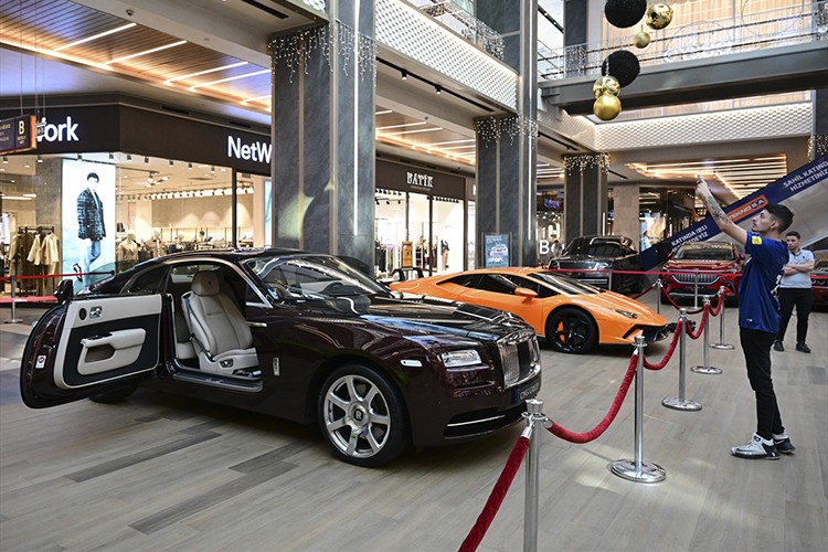 Dünyanın en lüks otomobilleri İstanbul'da vitrine çıktı