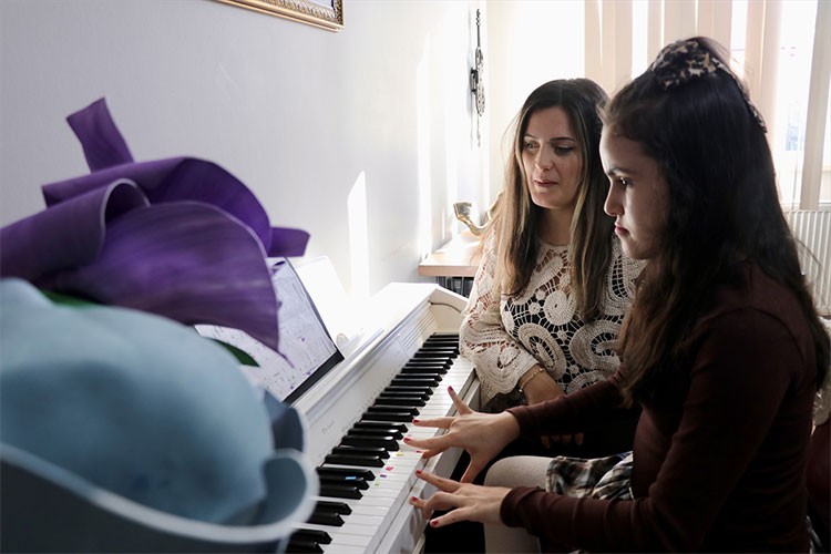 Otizmli Hira renklerle piyano çalmayı öğrendi