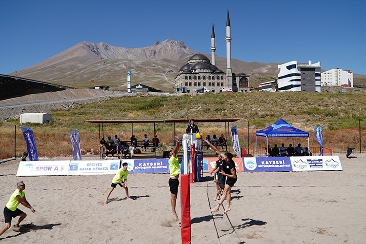Erciyes'te plaj voleybolu turnuvası başladı