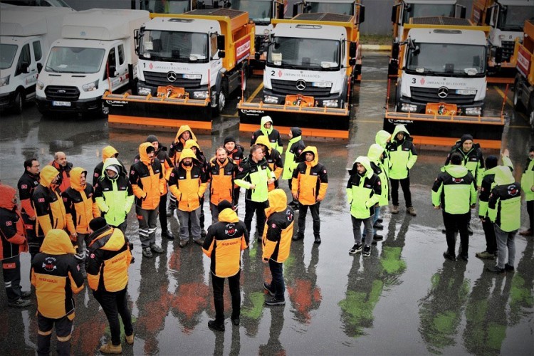 ÜMRANİYE BELEDİYESİ EKİPLERİ OLASI KAR YAĞIŞINA KARŞI HAZIR ÜMRANİYE BELEDİYESİ EKİPLERİ 15 NOKTADA KAR NÖBETİNDE