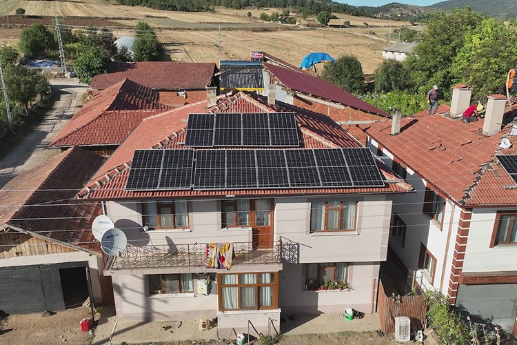 Orman köylüleri güneş enerjisiyle kendi elektriğini üretiyor