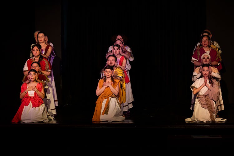 'Bi' Değişik Tiyatro'dan 'EŞEK ARILARI'