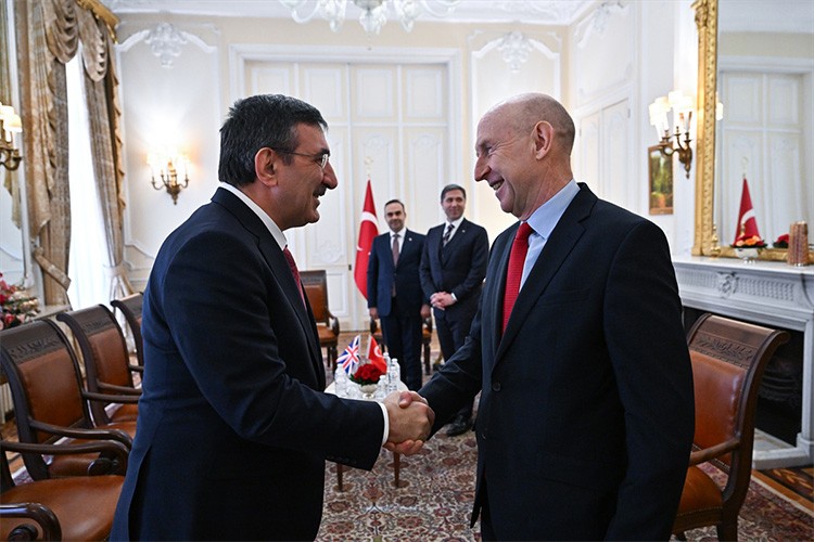 Yılmaz, İngiltere Savunma Bakanı Healey'le görüştü