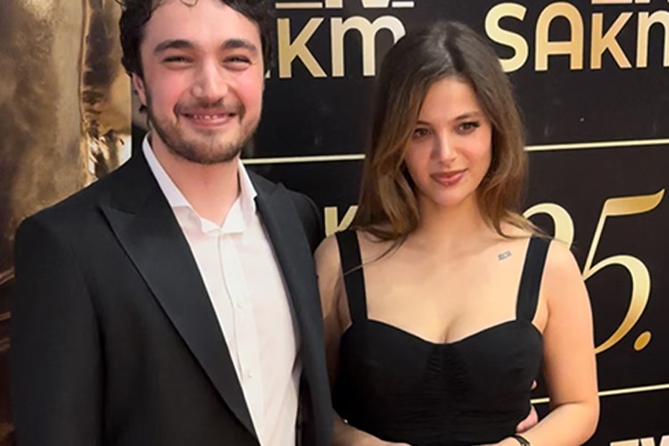 Burak Dakak, Ödül Sevincini Nişanlısı Leyla Tanlar ile Paylaştı