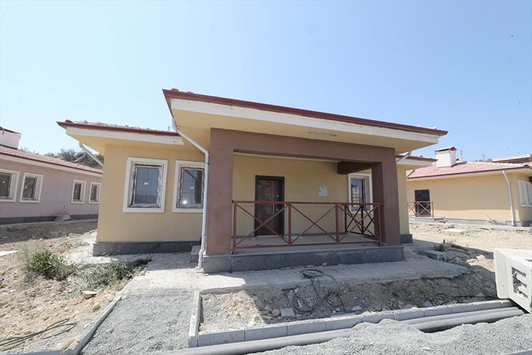 Samandağ'da kırsal afet konutlarının yapımı sürüyor