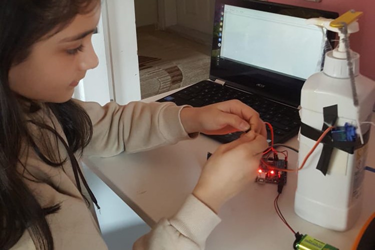 Öğrencilere sensörlü dezenfektan