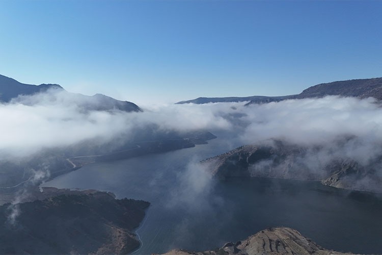 Obruk Baraj Gölü sis bulutlarıyla kaplandı