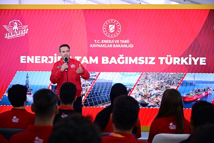 Bakan Bayraktar, TEKNOFEST İstanbul'da gençlerle buluştu