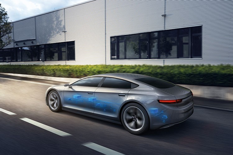 Bilgi-eğlence ve sürücü destek sistemlerini tek bir çipte birleştiriyor