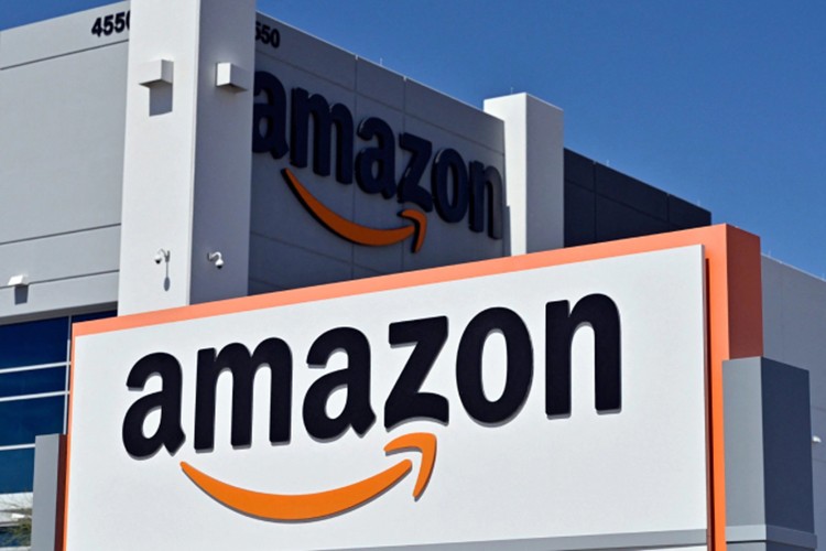 Apple tahtını korudu