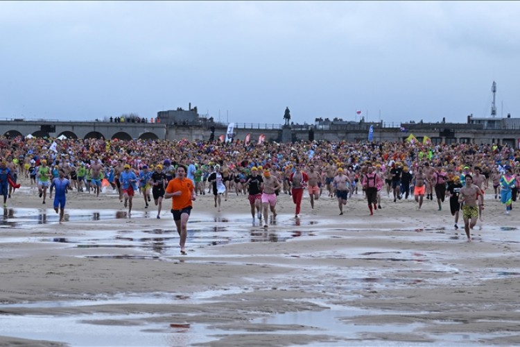 Belçika'da binlerce kişi dondurucu soğukta Kuzey Denizi'ne girdi