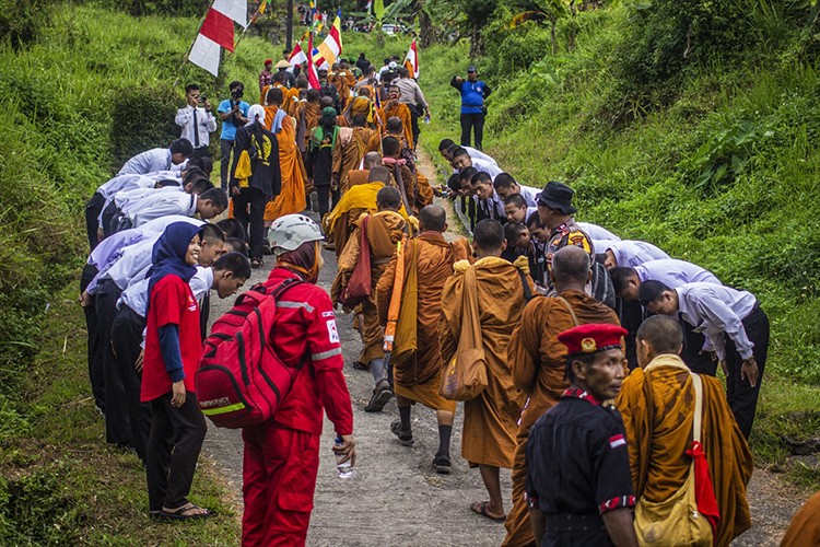Budist Keşişlerin Vesak Festivali Kutlaması