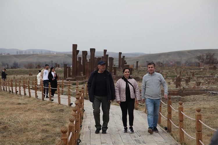 Ahlat Selçuklu Meydan Mezarlığı'nda bayram yoğunluğu