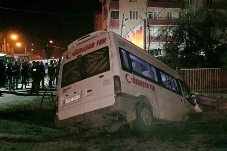 Samsun'da otomobil ile minibüsün çarpıştığı kazada 6 kişi yaralandı